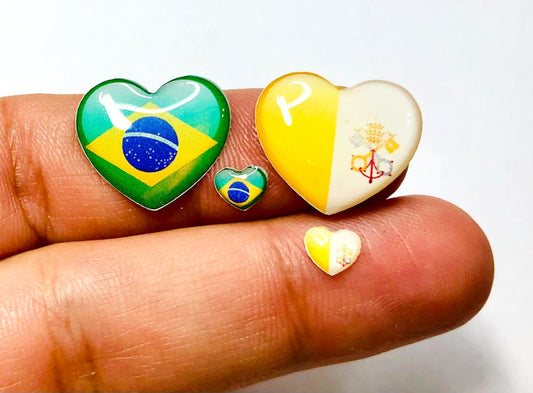 Apliques RESINADOS CORAÇÃO BANDEIRAS ABNCORACAO BRASIL E VATICANO